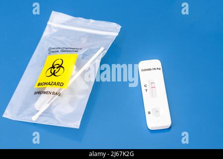 SARS CoV-2 Aapid-Antigen-Testkit auf blauem Hintergrund. Negatives Covid-19-Testergebnis. Stockfoto