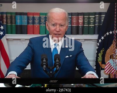 28. April 2022, Bayern, Deutschland: Auf dieser Fotoleinwand zeigt ein iPad-Bildschirm US-Präsident Joe Biden, der im Weißen Haus mit einer Erklärung über die Hilfe für die Ukraine spricht. (Bild: © Igor Golovniov/SOPA Images via ZUMA Press Wire) Bild: ZUMA Press, Inc./Alamy Live News Stockfoto