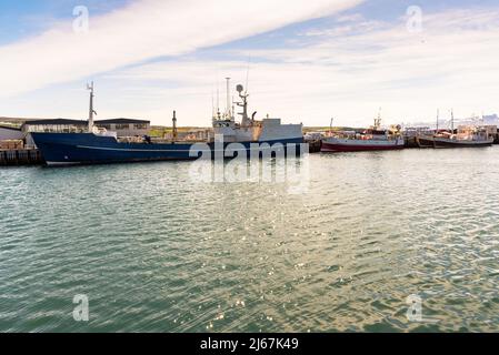 Fischerschiffe vertäuten im Hafen bei warmem Abendlicht Stockfoto