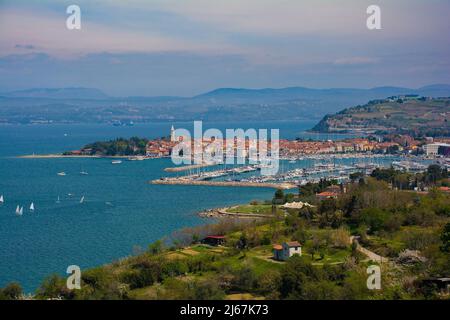 Die historische Stadt Izola an der Adriaküste Sloweniens. Triest in Italien steht im Hintergrund Stockfoto