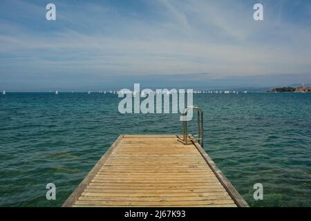 Eine Segelschule an der slowenischen Adriaküste bei Izola. Die Stadt Izola ist im Hintergrund rechts Stockfoto