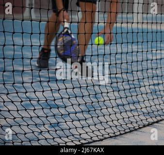 Sportler, die Paddle-Tennis auf einem Platz im Freien spielen Stockfoto