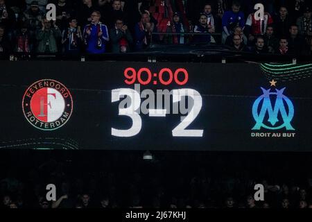 Rotterdam, Niederlande. 28. April 2022. ROTTERDAM, NIEDERLANDE - 28. APRIL: Ansicht der Anzeigetafel während des UEFA Europa Conference League-Spiels zwischen Feyenoord und Olympique Marseille in de Kuip am 28. April 2022 in Rotterdam, Niederlande (Foto von Geert van Erven/Orange Picics) Credit: Orange Pics BV/Alamy Live News Stockfoto