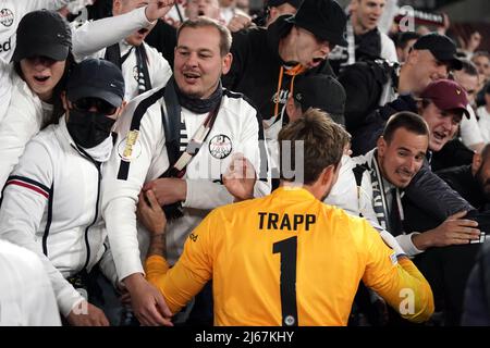 Eintracht-Torwart Kevin Trapp feiert mit seinen Fans nach dem Halbfinale der UEFA Europa League im London Stadium, London. Bilddatum: Donnerstag, 28. April 2022. Stockfoto