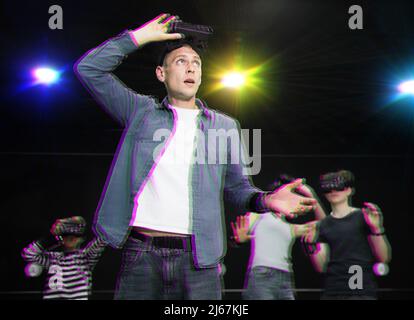 Überrascht junger Mann erlebt virtuelle Realität mit der Familie Stockfoto