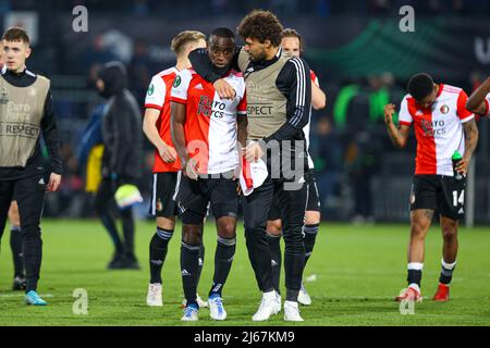 Rotterdam, Niederlande. 28. April 2022. ROTTERDAM, NIEDERLANDE - 28. APRIL: Lutsharel Geertruida von Feyenoord während des UEFA Europa Conference League-Spiels zwischen Feyenoord und Olympique Marseille in de Kuip am 28. April 2022 in Rotterdam, Niederlande (Foto von Herman Dingler/Orange Picics) Credit: Orange Pics BV/Alamy Live News Stockfoto