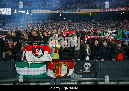 Rotterdam, Niederlande. 28. April 2022. ROTTERDAM, NIEDERLANDE - 28. APRIL: Fans von Feyenoord während des Spiels der UEFA Europa Conference League zwischen Feyenoord und Olympique Marseille am 28. April 2022 in de Kuip in Rotterdam, Niederlande (Foto von Herman Dingler/Orange Picics) Credit: Orange Pics BV/Alamy Live News Stockfoto