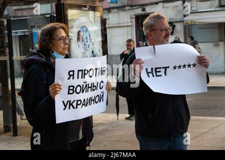 Lissabon, Portugal. 28. April 2022. Aktivisten halten während einer Kundgebung für Gewissensfreiheit Plakate gegen Gewalt an Demonstranten in Russland. Die Organisation Amnesty International Portugal hielt in der Nähe der russischen Botschaft in Lissabon eine Kundgebung und Demonstration zur Unterstützung der „Freiheit in Russland für die, die den Frieden verteidigen“ im Zusammenhang mit den Ereignissen im Zusammenhang mit Aggressionen ab, Belästigungen und gerichtliche Maßnahmen, die von jenen russischen Demonstranten erlitten werden, die den Frieden und die Beendigung der Gewalt in der Ukraine unterstützen. Kredit: SOPA Images Limited/Alamy Live Nachrichten Stockfoto