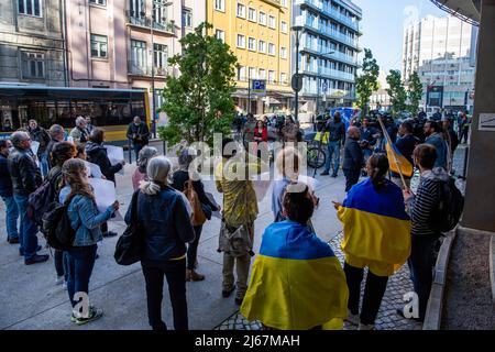 Lissabon, Portugal. 28. April 2022. Aktivisten versammeln sich während einer Kundgebung für Gewissensfreiheit gegen Gewalt gegen Demonstranten in Russland. Die Organisation Amnesty International Portugal hielt in der Nähe der russischen Botschaft in Lissabon eine Kundgebung und Demonstration zur Unterstützung der „Freiheit in Russland für die, die den Frieden verteidigen“ im Zusammenhang mit den Ereignissen im Zusammenhang mit Aggressionen ab, Belästigungen und gerichtliche Maßnahmen, die von jenen russischen Demonstranten erlitten werden, die den Frieden und die Beendigung der Gewalt in der Ukraine unterstützen. Kredit: SOPA Images Limited/Alamy Live Nachrichten Stockfoto