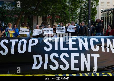 Lissabon, Portugal. 28. April 2022. Aktivisten halten während einer Kundgebung für Gewissensfreiheit ein Banner und Plakate gegen Gewalt gegen Demonstranten in Russland. Die Organisation Amnesty International Portugal hielt in der Nähe der russischen Botschaft in Lissabon eine Kundgebung und Demonstration zur Unterstützung der „Freiheit in Russland für die, die den Frieden verteidigen“ im Zusammenhang mit den Ereignissen im Zusammenhang mit Aggressionen ab, Belästigungen und gerichtliche Maßnahmen, die von jenen russischen Demonstranten erlitten werden, die den Frieden und die Beendigung der Gewalt in der Ukraine unterstützen. Kredit: SOPA Images Limited/Alamy Live Nachrichten Stockfoto