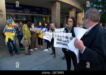 Lissabon, Portugal. 28. April 2022. Aktivisten halten während einer Kundgebung für Gewissensfreiheit Plakate gegen Gewalt an Demonstranten in Russland. Die Organisation Amnesty International Portugal hielt in der Nähe der russischen Botschaft in Lissabon eine Kundgebung und Demonstration zur Unterstützung der „Freiheit in Russland für die, die den Frieden verteidigen“ im Zusammenhang mit den Ereignissen im Zusammenhang mit Aggressionen ab, Belästigungen und gerichtliche Maßnahmen, die von jenen russischen Demonstranten erlitten werden, die den Frieden und die Beendigung der Gewalt in der Ukraine unterstützen. Kredit: SOPA Images Limited/Alamy Live Nachrichten Stockfoto