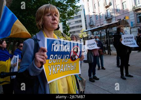 Lissabon, Portugal. 28. April 2022. Aktivisten halten während einer Kundgebung für Gewissensfreiheit Plakate gegen Gewalt an Demonstranten in Russland. Die Organisation Amnesty International Portugal hielt in der Nähe der russischen Botschaft in Lissabon eine Kundgebung und Demonstration zur Unterstützung der „Freiheit in Russland für die, die den Frieden verteidigen“ im Zusammenhang mit den Ereignissen im Zusammenhang mit Aggressionen ab, Belästigungen und gerichtliche Maßnahmen, die von jenen russischen Demonstranten erlitten werden, die den Frieden und die Beendigung der Gewalt in der Ukraine unterstützen. Kredit: SOPA Images Limited/Alamy Live Nachrichten Stockfoto