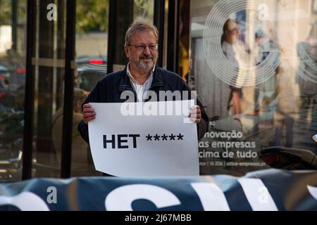 Lissabon, Portugal. 28. April 2022. Ein Aktivist hält während einer Kundgebung für Gewissensfreiheit ein Plakat gegen Gewalt gegen Demonstranten in Russland. Die Organisation Amnesty International Portugal hielt in der Nähe der russischen Botschaft in Lissabon eine Kundgebung und Demonstration zur Unterstützung der „Freiheit in Russland für die, die den Frieden verteidigen“ im Zusammenhang mit den Ereignissen im Zusammenhang mit Aggressionen ab, Belästigungen und gerichtliche Maßnahmen, die von jenen russischen Demonstranten erlitten werden, die den Frieden und die Beendigung der Gewalt in der Ukraine unterstützen. Kredit: SOPA Images Limited/Alamy Live Nachrichten Stockfoto