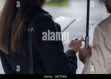 Zwei tolle und schöne Geschäftsleute sprechen und stehen aus nächster Nähe Stockfoto