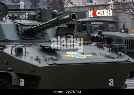 Moskau, Russland. 28.. April 2022. Militärfahrzeuge werden in der Tverskaya Street gesehen, während militärische Hardware auf den Roten Platz fährt, um die bevorstehende Parade zum Victory Day am 9. Mai zu Proben. Die Parade markiert den 77.. Jahrestag des Sieges der Alliierten über die Nazi-Truppen im Zweiten Weltkrieg. Quelle: Nikolay Vinokurov/Alamy Live News Stockfoto