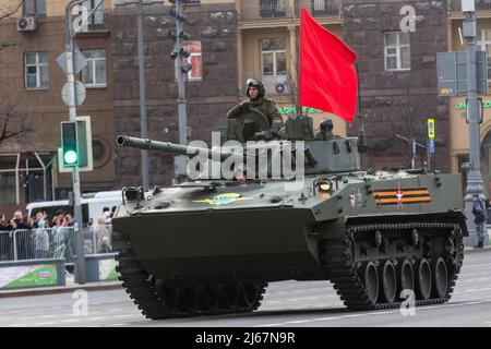 Moskau, Russland. 28.. April 2022. Ein amphibisches Fahrzeug der BMD-4-Infanterie fährt zur Probe der bevorstehenden Parade zum Victory Day am 9. Mai zum Roten Platz. Die Parade markiert den 77.. Jahrestag des Sieges der Alliierten über die Nazi-Truppen im Zweiten Weltkrieg. Quelle: Nikolay Vinokurov/Alamy Live News Stockfoto