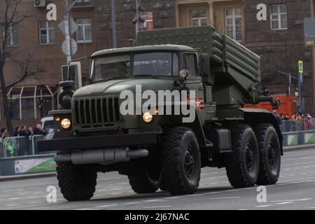 Moskau, Russland. 28.. April 2022. In der Tverskaya Street wird ein Tornado-G-Raketenabschusssystem für mehrere Raketen auf dem Roten Platz für eine Probe der bevorstehenden Parade zum Victory Day am 9. Mai gesehen. Die Parade markiert den 77.. Jahrestag des Sieges der Alliierten über die Nazi-Truppen im Zweiten Weltkrieg. Quelle: Nikolay Vinokurov/Alamy Live News Stockfoto