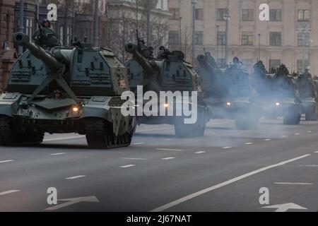 Moskau, Russland. 28.. April 2022. Eine selbstfahrende Haubitze von Msta-SM fährt zum Roten Platz, um die bevorstehende Parade zum Victory Day am 9. Mai zu Proben. Die Parade markiert den 77.. Jahrestag des Sieges der Alliierten über die Nazi-Truppen im Zweiten Weltkrieg. Quelle: Nikolay Vinokurov/Alamy Live News Stockfoto