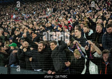 Rotterdam, Niederlande. 28. April 2022. Rotterdam - Fans von Feyenoord während des Spiels zwischen Feyenoord und Olympique Marseille im Stadion Feijenoord De Kuip am 28. April 2022 in Rotterdam, Niederlande. (Box to Box Pictures/Yannick Verhoeven) Credit: Box to Box pictures/Alamy Live News Stockfoto