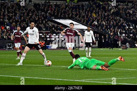 London, Großbritannien, 28.. April 2022. Der Ball geht vorbei an Alphonse Areola (West Ham, Torwart) und Daichi Kamada (Frankfurt) erzielt das Frankfurter Tor 2. während des West Ham gegen Eintracht Frankfurt UEFA Europa Cup Halbfinale 1. Bein Spiel im London Stadium, Stratford.Quelle: Martin Dalton/Alamy Live News. Dieses Bild ist nur für REDAKTIONELLE ZWECKE bestimmt. Für jede andere Verwendung ist eine Lizenz von The Football DataCo erforderlich. Quelle: MARTIN DALTON/Alamy Live News Stockfoto