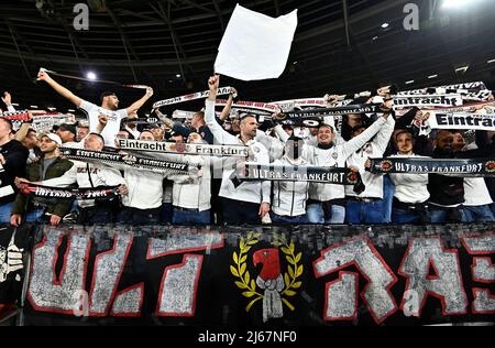 London, Großbritannien, 28.. April 2022. Die Frankfurter Fans während des West Ham gegen Eintracht Frankfurt UEFA Europa Cup Halbfinale 1. Leg Match im London Stadium, Stratford.Quelle: Martin Dalton/Alamy Live News. Dieses Bild ist nur für REDAKTIONELLE ZWECKE bestimmt. Für jede andere Verwendung ist eine Lizenz von The Football DataCo erforderlich. Quelle: MARTIN DALTON/Alamy Live News Stockfoto