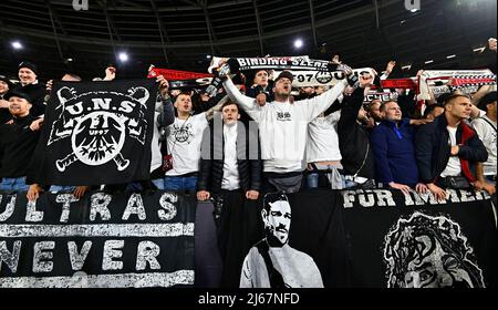 London, Großbritannien, 28.. April 2022. Die Frankfurter Fans während des West Ham gegen Eintracht Frankfurt UEFA Europa Cup Halbfinale 1. Leg Match im London Stadium, Stratford.Quelle: Martin Dalton/Alamy Live News. Dieses Bild ist nur für REDAKTIONELLE ZWECKE bestimmt. Für jede andere Verwendung ist eine Lizenz von The Football DataCo erforderlich. Quelle: MARTIN DALTON/Alamy Live News Stockfoto