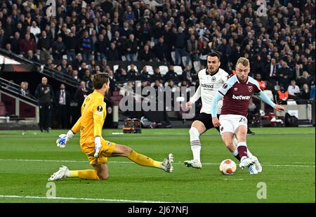 London, Großbritannien, 28.. April 2022. Jarrod Bowen (West Ham) bringt den Ball an Kevin Trapp (Frankfurt, Torwart) vorbei, aber es geht gerade weit über den Posten während des West Ham gegen Eintracht Frankfurt UEFA Europa Cup Halbfinale 1. Bein Spiel im London Stadium, Stratford.Quelle: Martin Dalton/Alamy Live News. Dieses Bild ist nur für REDAKTIONELLE ZWECKE bestimmt. Für jede andere Verwendung ist eine Lizenz von The Football DataCo erforderlich. Quelle: MARTIN DALTON/Alamy Live News Stockfoto