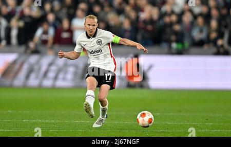 London, Großbritannien, 28.. April 2022. Sebastian Rode (Frankfurt) während des West Ham gegen Eintracht Frankfurt UEFA Europa Cup Halbfinale 1. Leg Match im London Stadium, Stratford.Quelle: Martin Dalton/Alamy Live News. Dieses Bild ist nur für REDAKTIONELLE ZWECKE bestimmt. Für jede andere Verwendung ist eine Lizenz von The Football DataCo erforderlich. Quelle: MARTIN DALTON/Alamy Live News Stockfoto