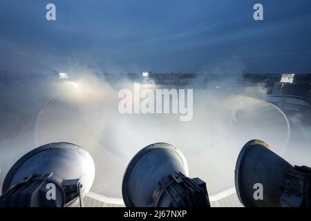 Rotterdam, Niederlande. 28. April 2022. Rotterdam - Fans von Feyenoord während des Spiels zwischen Feyenoord und Olympique Marseille im Stadion Feijenoord De Kuip am 28. April 2022 in Rotterdam, Niederlande. (Box to Box Pictures/Yannick Verhoeven) Credit: Box to Box pictures/Alamy Live News Stockfoto