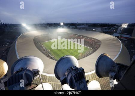 Rotterdam, Niederlande. 28. April 2022. Rotterdam - Fans von Feyenoord während des Spiels zwischen Feyenoord und Olympique Marseille im Stadion Feijenoord De Kuip am 28. April 2022 in Rotterdam, Niederlande. (Box to Box Pictures/Yannick Verhoeven) Credit: Box to Box pictures/Alamy Live News Stockfoto