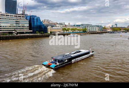 Thames Clippers Uber Boat Venus Clipper segelt im Pool von London auf der Themse vorbei an den berühmten Finanz- und Versicherungsvierteln der City of London Stockfoto