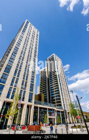 Sehen Sie sich die Türme des neuen, kürzlich fertiggestellten, gemischten Nutzungs-Bauens Victoria Square im Stadtzentrum von Woking, Surrey, Südostengland an Stockfoto