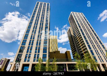 Sehen Sie sich die Türme des neuen, kürzlich fertiggestellten, gemischten Nutzungs-Bauens Victoria Square im Stadtzentrum von Woking, Surrey, Südostengland an Stockfoto