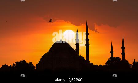 Islamisches Gebäude. Moschee Hintergrund. Silhouette der Suleymaniye Moschee bei Sonnenuntergang. Hintergrund für Ramadan und religiöse Tage. Stockfoto