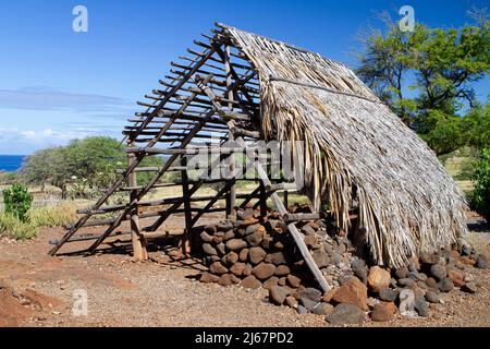 Ein restauriertes Gebäude im alten hawaiianischen Fischerdorf im Lapakahi State Historical Park auf der Big Island von Hawaii, USA. Stockfoto