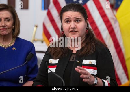 Die Botschafterin der Ukraine in den Vereinigten Staaten, Oksaná Markarova, rechts, hält eine Rede, während sie sich der Sprecherin des Repräsentantenhauses der Vereinigten Staaten, Nancy Pelosi (Demokratin von Kalifornien), zur Enthüllung der Fotoausstellung über die russische Invasion der Ukraine, im US-Kapitol in Washington, DC, am Donnerstag, 28. April 2022. In Zusammenarbeit mit der Botschaft der Ukraine werden in dieser Ausstellung sechs Wochen lang Bilder gezeigt, die den Schrecken der russischen Invasion und den Heldentum des ukrainischen Volkes festhalten. Die Ausstellung ist von 9:00:00 bis 6:00:00 Uhr geöffnet. Kredit Stockfoto