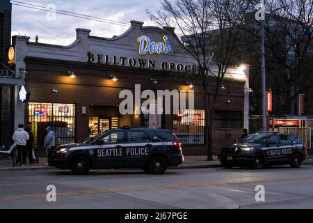Seattle, USA. 24. April 2022. Ein Einbruch in den Dans Belltown Lebensmittelgeschäft am frühen Abend. Stockfoto