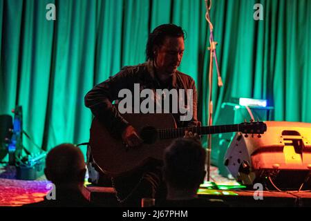 Belfast, Großbritannien. 28.. April 2022. Der Musiker Jesse Dayton spielte zusammen mit Chris Rhoades die Deer's Head Bar Belfast Credit: Bonzo/Alamy Live News Stockfoto