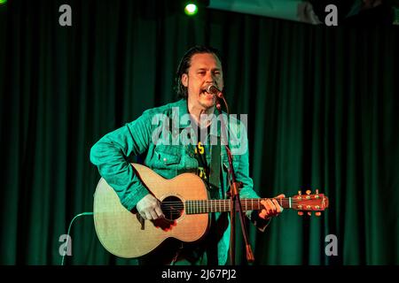 Belfast, Großbritannien. 28.. April 2022. Der Musiker Jesse Dayton spielte zusammen mit Chris Rhoades die Deer's Head Bar Belfast Credit: Bonzo/Alamy Live News Stockfoto