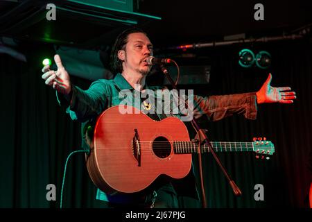 Belfast, Großbritannien. 28.. April 2022. Der Musiker Jesse Dayton spielte zusammen mit Chris Rhoades die Deer's Head Bar Belfast Credit: Bonzo/Alamy Live News Stockfoto