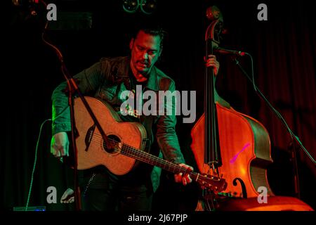 Belfast, Großbritannien. 28.. April 2022. Der Musiker Jesse Dayton spielte zusammen mit Chris Rhoades die Deer's Head Bar Belfast Credit: Bonzo/Alamy Live News Stockfoto