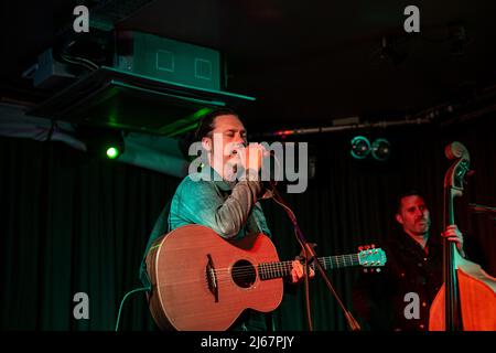 Belfast, Großbritannien. 28.. April 2022. Der Musiker Jesse Dayton spielte zusammen mit Chris Rhoades die Deer's Head Bar Belfast Credit: Bonzo/Alamy Live News Stockfoto