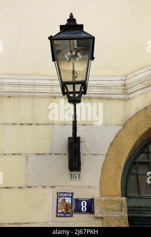 Historische Gas-Laterne und Feuerversicherung Tafel in Zagreb in Kroatien Stockfoto