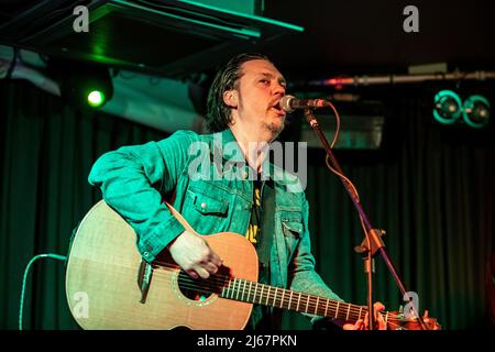 Belfast, Großbritannien. 28.. April 2022. Der Musiker Jesse Dayton spielte zusammen mit Chris Rhoades die Deer's Head Bar Belfast Credit: Bonzo/Alamy Live News Stockfoto