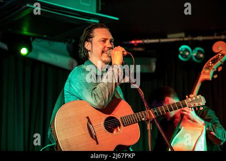 Belfast, Großbritannien. 28.. April 2022. Der Musiker Jesse Dayton spielte zusammen mit Chris Rhoades die Deer's Head Bar Belfast Credit: Bonzo/Alamy Live News Stockfoto