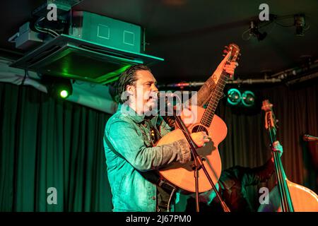 Belfast, Großbritannien. 28.. April 2022. Der Musiker Jesse Dayton spielte zusammen mit Chris Rhoades die Deer's Head Bar Belfast Credit: Bonzo/Alamy Live News Stockfoto