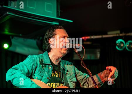 Belfast, Großbritannien. 28.. April 2022. Der Musiker Jesse Dayton spielte zusammen mit Chris Rhoades die Deer's Head Bar Belfast Credit: Bonzo/Alamy Live News Stockfoto