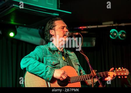 Belfast, Großbritannien. 28.. April 2022. Der Musiker Jesse Dayton spielte zusammen mit Chris Rhoades die Deer's Head Bar Belfast Credit: Bonzo/Alamy Live News Stockfoto