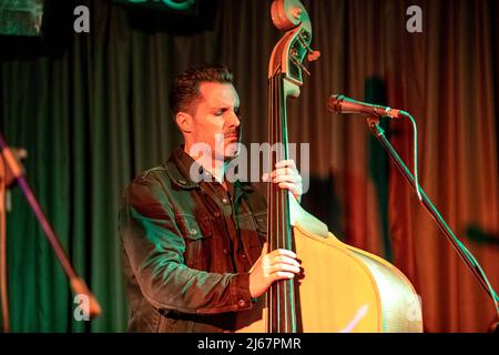 Belfast, Großbritannien. 28.. April 2022. Der Musiker Jesse Dayton spielte zusammen mit Chris Rhoades die Deer's Head Bar Belfast Credit: Bonzo/Alamy Live News Stockfoto