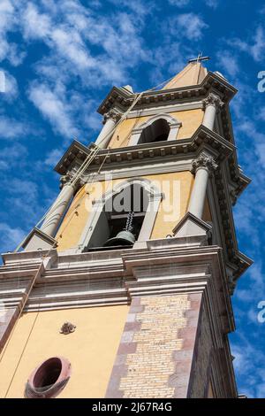 Ein Glockenturm der schönen historischen katholischen Kathedrale aus dem 19.. Jahrhundert (Basilica de la Immaculada Concepcion) in Mazatlan, Sinaloa, Mexiko. Stockfoto